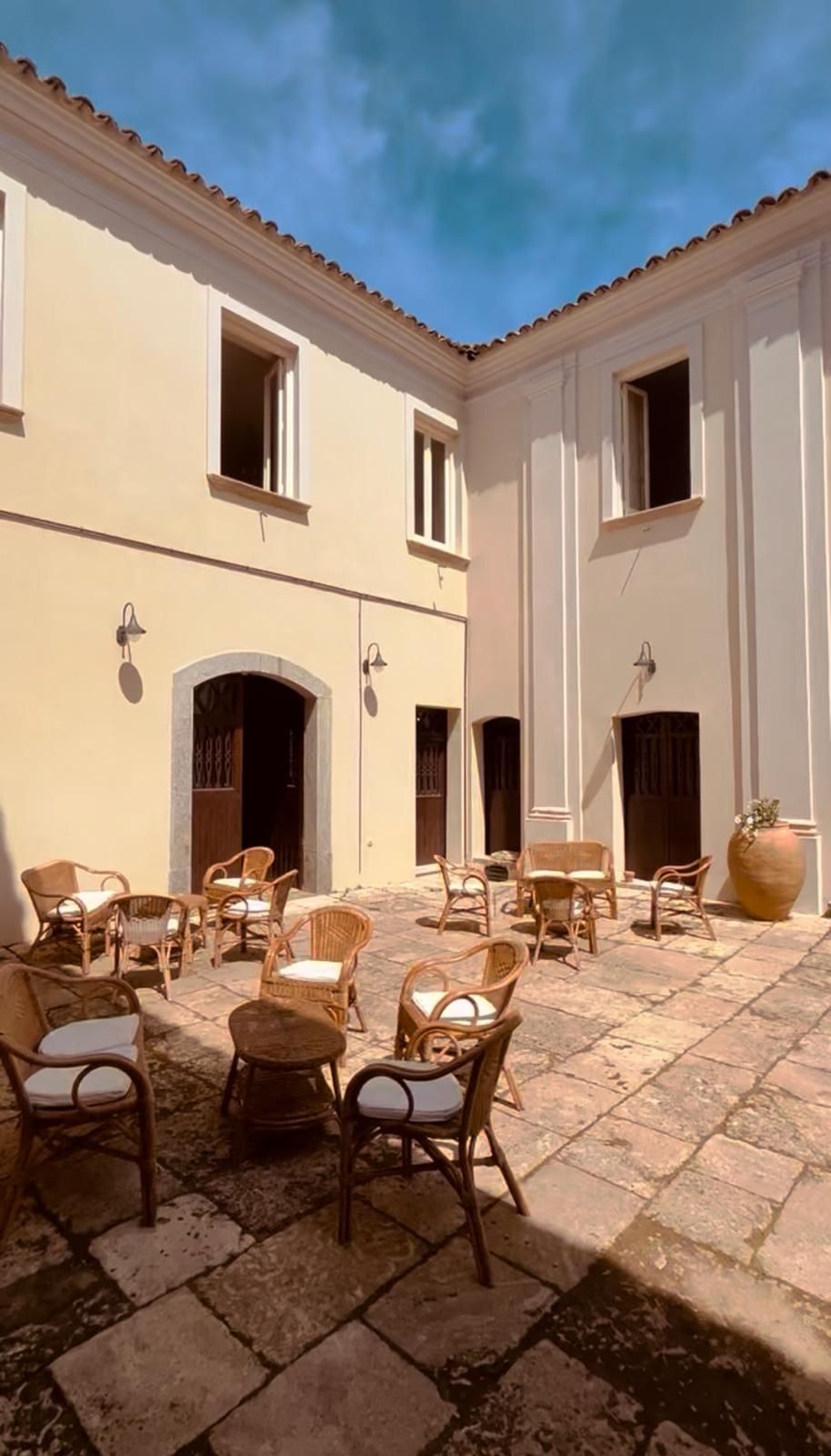 Il cortile con le sedute