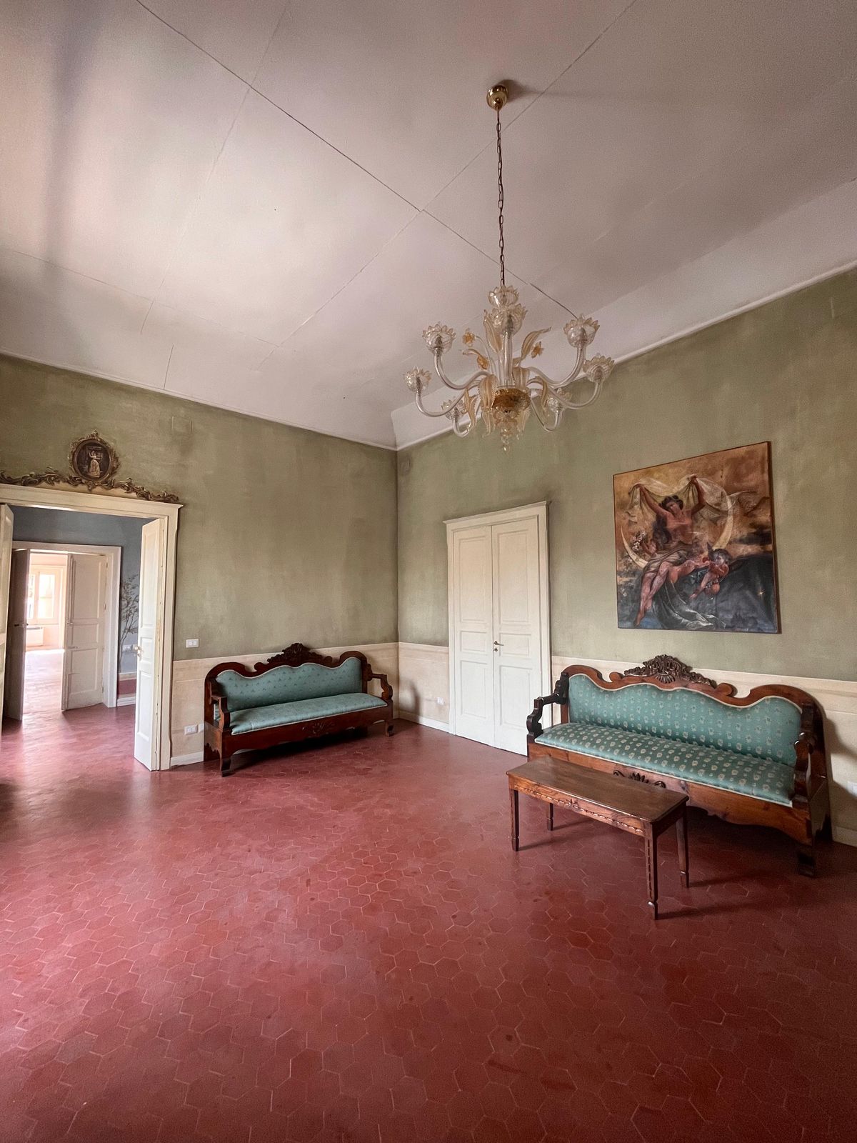 Sala con pavimento rosso